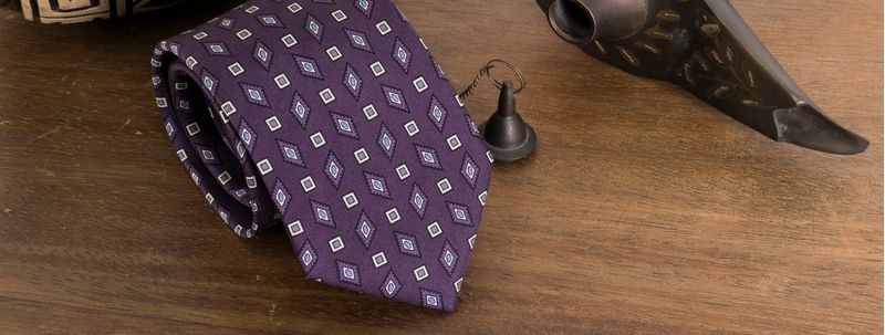 Gravata-estampada-em-seda-pura-com-desenho-geometrico-na-cor-Roxa-textura-medium