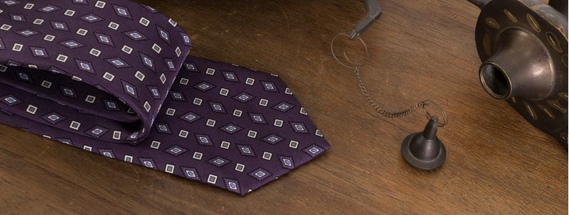 Gravata-estampada-em-seda-pura-com-desenho-geometrico-na-cor-Roxa-textura-medium