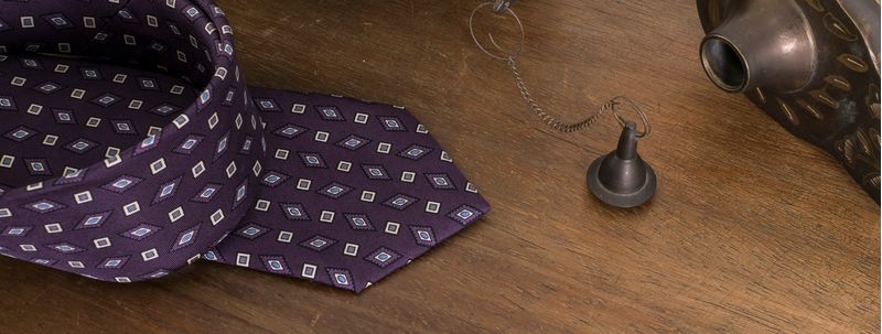 Gravata-estampada-em-seda-pura-com-desenho-geometrico-na-cor-Roxa-textura-medium