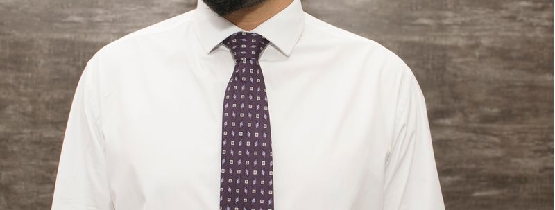Gravata-estampada-em-seda-pura-com-desenho-geometrico-na-cor-Roxa-textura-medium