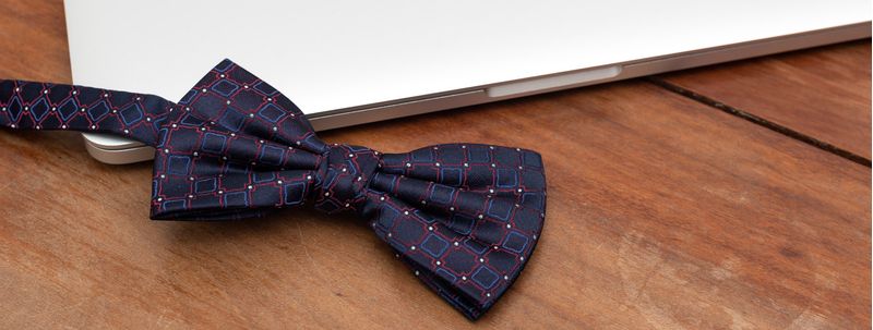 Gravataborboletaempoliesterazulmarinhocomdesenhogeometricoazulevermelhocomdetalheembranco