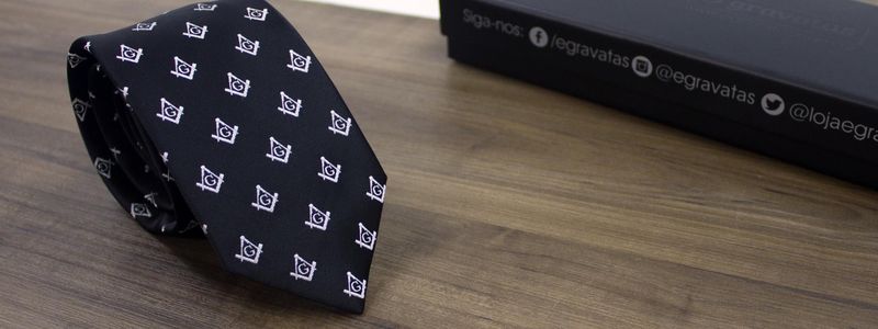 GravataTradicionalemPoliesterPretacomDesenhoMaconariaBranco