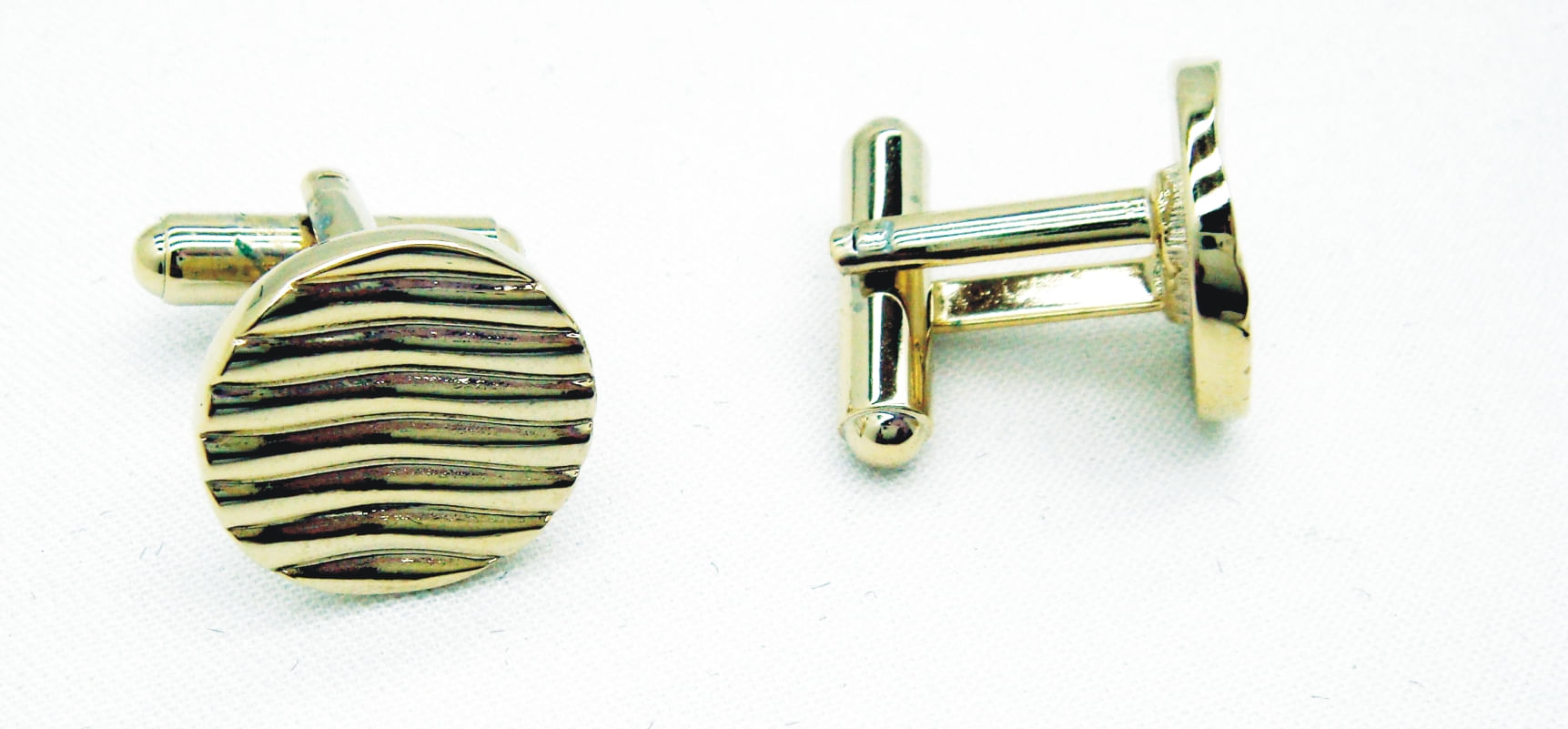 Abotoadura Redonda Dourada Com Listras Curvas - Hover