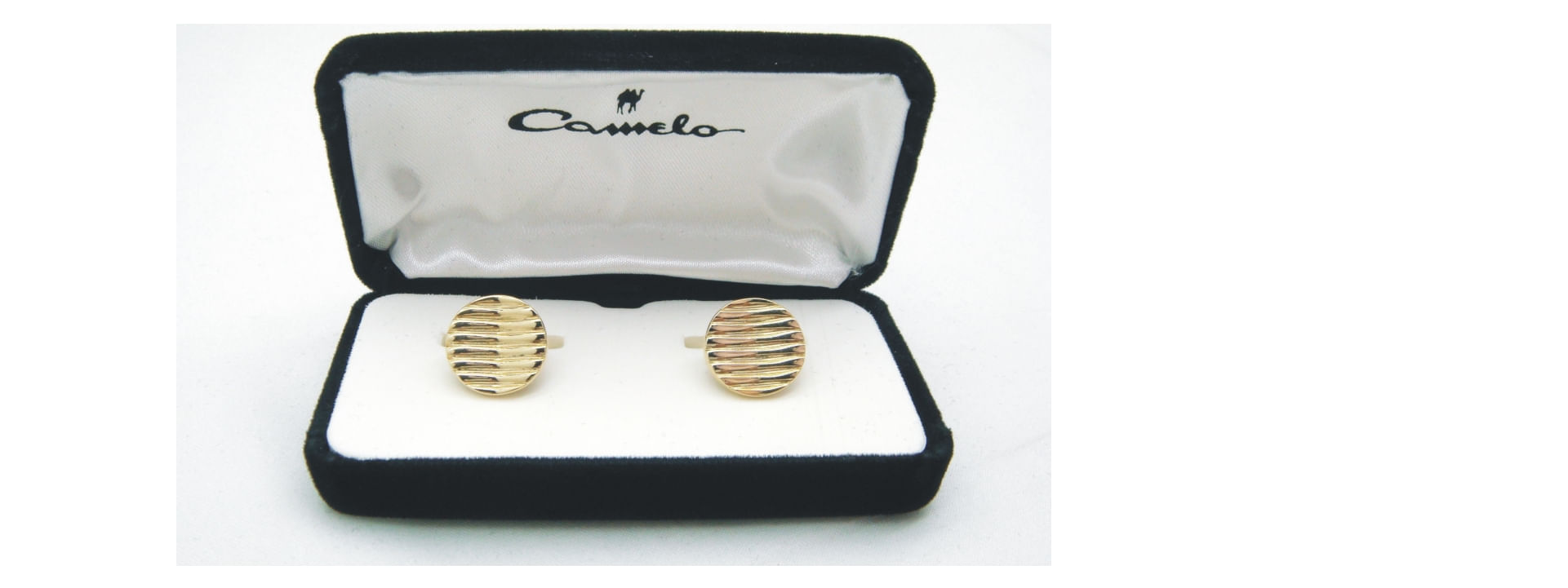 Abotoadura Redonda Dourada Com Listras Curvas